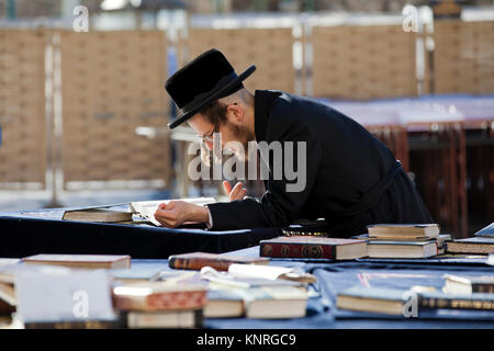 Un ebreo ortodosso legge una torah presso il Muro Occidentale nel centro di Gerusalemme, Israele Foto Stock