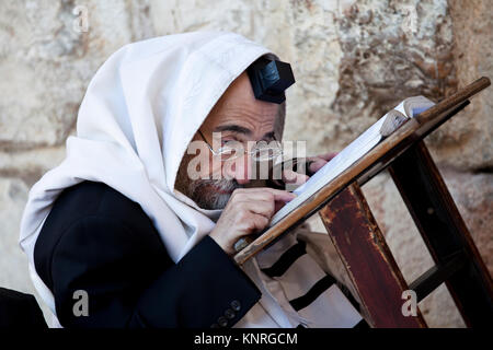 Un vecchio ebreo ortodosso legge una torah presso il Muro Occidentale nel centro di Gerusalemme, Israele Foto Stock