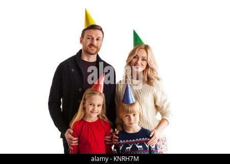 Ritratto di felice festa in famiglia cappelli a cono isolato su sfondo bianco Foto Stock