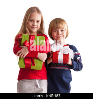 Ritratto di due bambini felici con il regalo di Natale Scatole isolate su sfondo bianco Foto Stock