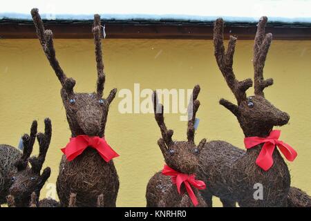 La renna fatta di sottobosco per la vendita su Hellbrunn mercatino di natale. Per la decorazione di Natale nei giardini e all'esterno. Salisburgo, Austria. Foto Stock