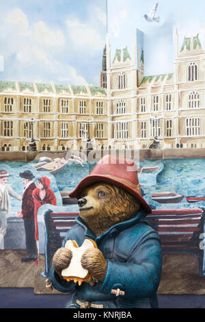 Paddington di Londra a comparsa, prenota impianti con Michael Bond Paddington Bear. Londra, Regno Unito. Foto Stock