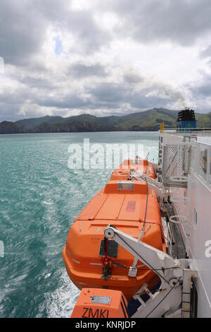 Isola del Sud dal traghetto Interislander, Kaitaki, come si inserisce lo stretto di Cook in rotta da Picton (Isola del Sud) a Wellington (Isola del nord). Foto Stock