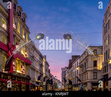 Cartier flagship store a Bond street con luminarie di Natale a Londra, Regno Unito Foto Stock