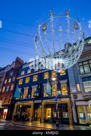 Tiffany flagship store a Bond street con luminarie di Natale a Londra, Regno Unito Foto Stock