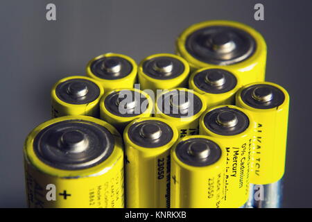 Doppio giallo a batterie riflettendo a specchio, elettricità concetto di archiviazione Foto Stock