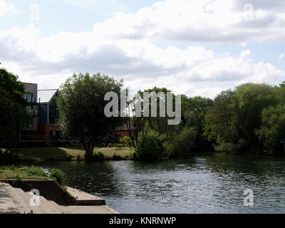 Proprietà di lusso vicino a Shepperton serratura dalla banca del fiume Tamigi a Weybridge, Surrey, England, Regno Unito Foto Stock