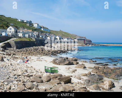 Sennen Cove Beach o Whitesands Bay Beach, penisola di Penwith, Cornwall, Inghilterra, Regno Unito in giugno Foto Stock