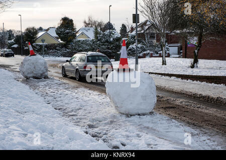 Burloni a creare enormi snowballs e rotolare in stretta strada provocando ancora di più il traffico indesiderato dei problemi Foto Stock