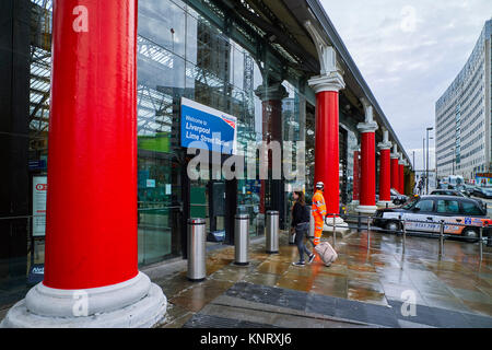 Pilastri rosso al di fuori il lato ingresso di Liverpool Lime Street Station Foto Stock