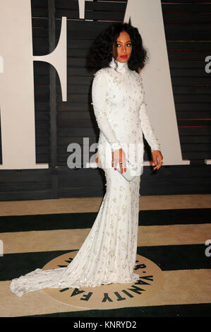 BEVERLY HILLS, CA - febbraio 22: Natalie Portman assiste il 2015 Vanity Fair Oscar Party hosted by Graydon Carter a Wallis Annenberg Center for the Performing Arts nel febbraio 22, 2015 a Beverly Hills, la California Persone: Solange Knowles Foto Stock