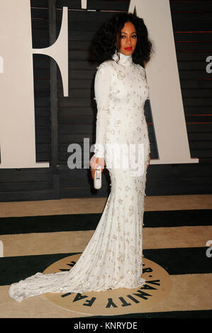 BEVERLY HILLS, CA - febbraio 22: Natalie Portman assiste il 2015 Vanity Fair Oscar Party hosted by Graydon Carter a Wallis Annenberg Center for the Performing Arts nel febbraio 22, 2015 a Beverly Hills, la California Persone: Solange Knowles Foto Stock