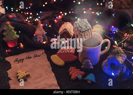 Biscotti di Natale e la tazza di tè Foto Stock