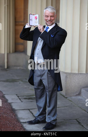 Brian Noble dopo che egli si è aggiudicato un MBE dal Duca di Cambridge durante una cerimonia di investitura a Buckingham Palace di Londra. Foto Stock
