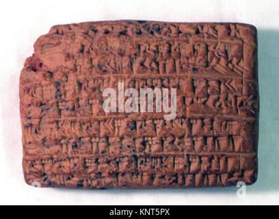 Tavoletta cuneiforme dell'archivio Ebabbar (MET VSX706.3a) che elenca gli inventari di animali durante il regno di Nabopolassar o Nabopadnezzar II. L'artefatto fornisce dati storici sulla gestione e l'amministrazione del bestiame nell'antica Mesopotamia. Foto Stock