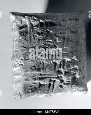 Custodia in argilla del periodo antico babilonese (ca. 1749–1712 a.C.), impressionato da quattro guarnizioni cilindriche. Una volta conteneva una tavoletta cuneiforme che documentava il rimborso di un prestito. Dimensioni: 7/8 x 3/4 x 1/8 poll. Foto Stock