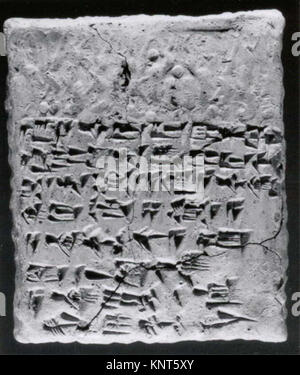 Questo astuccio cuneiforme per tablet è impressionato da due sigilli cilindrici associati alla tavoletta 66.245.20a, utilizzata per registrare dichiarazioni davanti a testimoni nell'antica Mesopotamia. Foto Stock