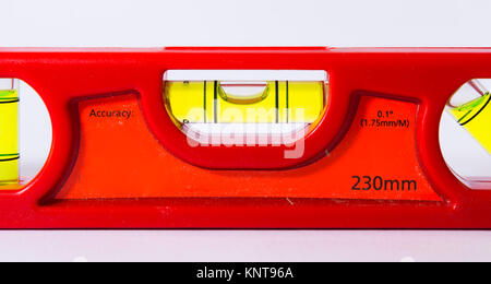 Bolla di livello di spirito la costruzione di utensili a mano di colore rosso brillante Backgorund bianco Foto Stock