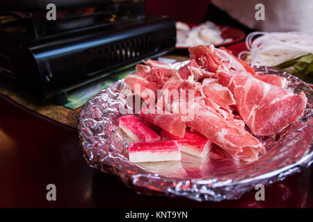 Lamina di alluminio piastra ciotola la carne cruda Carni bovine pezzi  Collezione Cinese Hot Pot Condividendo cibo mangiare Ristorante Tabella  Rosso Bianco dettaglio Closeup Foto stock - Alamy