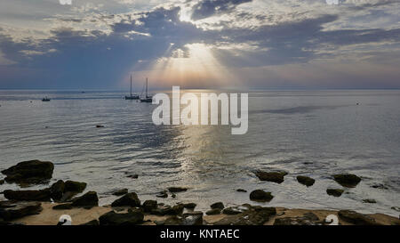 Nuvoloso Tramonto sull'oceano atlantico in isola di Noirmoutier, Francia Foto Stock