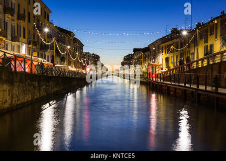 Milano Canal Naviglio decorato per il Natale Inverno 2016 Destination Travel Italia acqua di fiume pomeriggio Tramonto Foto Stock