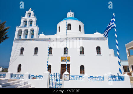 Panagia chiesa con cupola blu e il grande campanile al villaggio di Oia - Santorini Island Foto Stock