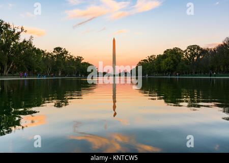 Il Monumento a Washington al tramonto piscina riflettente pomeriggio splendido distretto di Columbia Burning Sky Foto Stock