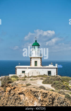 Faro di Akrotiri a mattina di sole con pittoresche nuvole, isola di Santorini Foto Stock