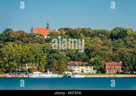 Chiesa dominicana affacciato sul fiume Vistola nel Plock, Polonia Foto Stock