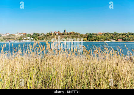 Tumskie collina che si affaccia sul fiume Vistola nel Plock, Polonia Foto Stock