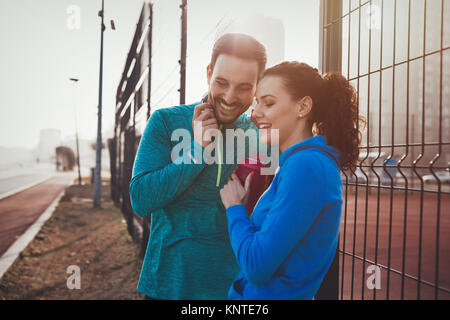 Sportivo e sportive flirtare outdoor dopo exercis fitness Foto Stock