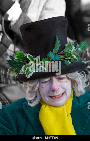 Bob Cratchit accompagna Ebenezer Scrooge al Victorian festa di Natale a Portsmouth Historic Dockyard, Hants, England Regno Unito nel mese di dicembre Foto Stock