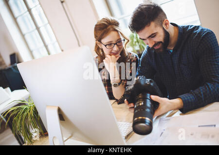 Azienda foto editor e fotografo lavorando insieme in ufficio Foto Stock