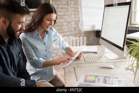 Programmatori che lavorano in una via di sviluppo software ufficio aziendale Foto Stock