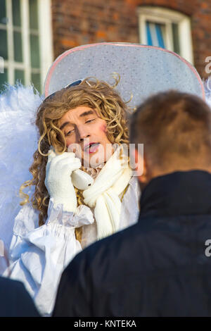 Angeli sfilano per le vie intrattenere i visitatori al Victorian festa di Natale, Portsmouth Historic Dockyard, Portsmouth, Hants Regno Unito nel mese di dicembre Foto Stock