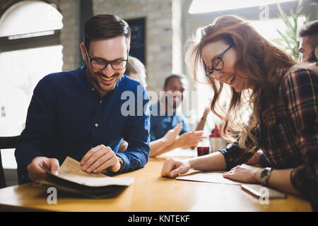 Flirtare collaboratori di andare a mangiare fuori e incontri in ristorante Foto Stock