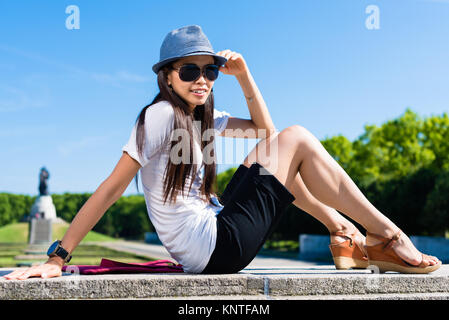 Giovane donna asiatica sorridente nel parco Foto Stock