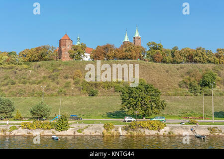 Tumskie Hill visto dal molo sul fiume Vistola nel Plock, Polonia Foto Stock