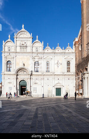 L'elegante facciata rinascimentale della Scuola Grande di San Marco, Cstello, Venezia, Italia sul campo di San Giovanni e Paolo, ora un ospedale civico e mediche Foto Stock