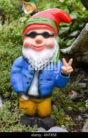 Gnomo da giardino in un giardino di una casa di Engelberg sulle alpi svizzere Foto Stock