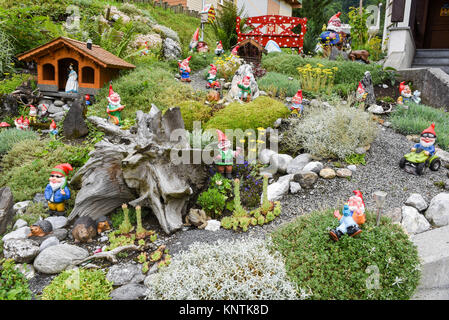 Gnomi da giardino in un giardino di una casa di Engelberg sulle alpi svizzere Foto Stock