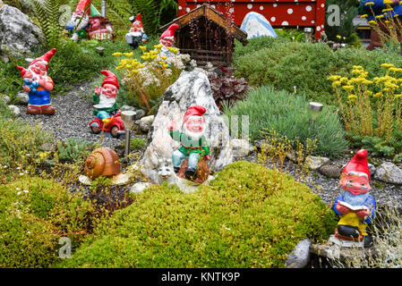 Gnomi da giardino in un giardino di una casa di Engelberg sulle alpi svizzere Foto Stock