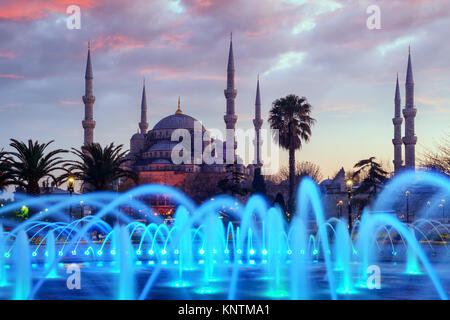 Fontana sulla zona di Sultanahmet in serata Foto Stock