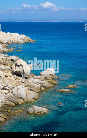 Idilliaca costa rocciosa con massi di granito di Capo Testa a Santa Teresa di Gallura, Sardegna, Italia, mare Mediterraneo, Europa Foto Stock