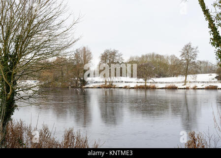 Un wintery, vista innevate della freccia gelido lago di valle Foto Stock