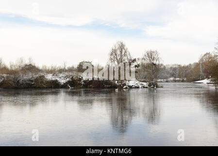 Un wintery, vista innevate della freccia gelido lago di valle Foto Stock