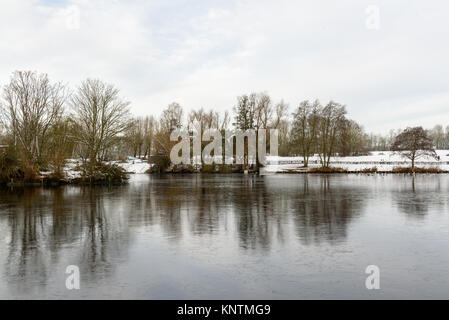 Un wintery, vista innevate della freccia gelido lago di valle Foto Stock