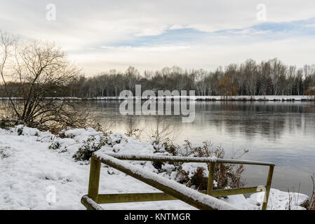 Un wintery, vista innevate della freccia gelido lago di valle Foto Stock