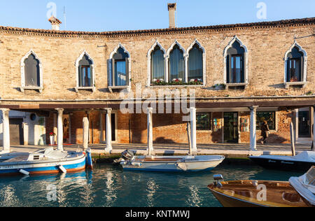 Pittoresca casa con finestre gotiche di Murano, Venezia, Italia che segue la curva del canale Vetrai Foto Stock