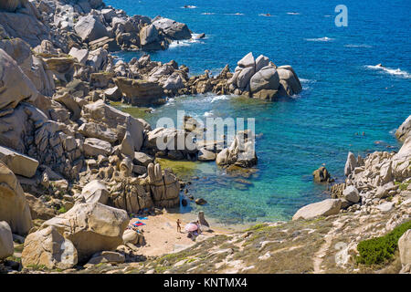 Piccola spiaggia circondata di massi di granito di Capo Testa a Santa Teresa di Gallura, Sardegna, Italia, mare Mediterraneo, Europa Foto Stock